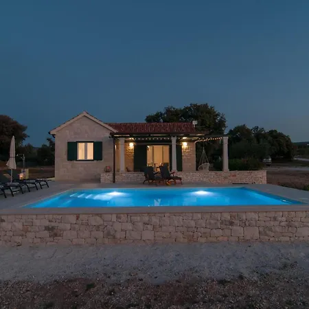 2 Bedroom Stunning In Holiday home Postira