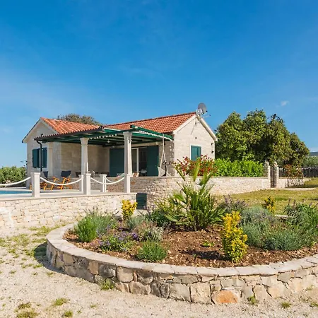 2 Bedroom Stunning In *