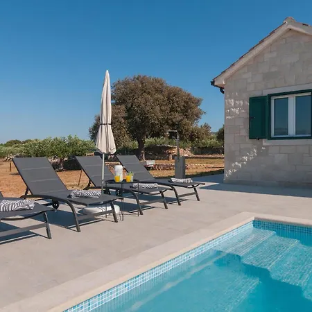 2 Bedroom Stunning In * Postira
