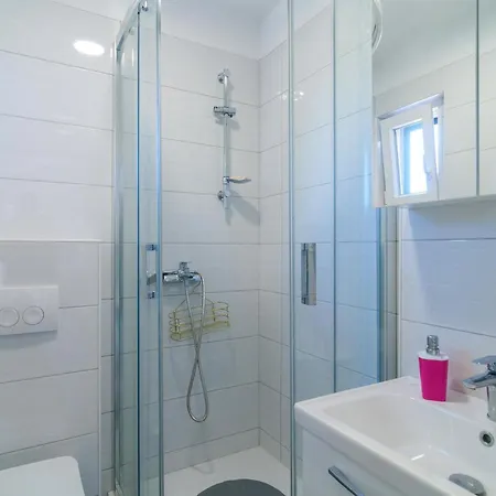 2 Bedroom Stunning In *
